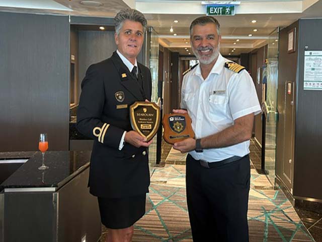 Key and Plaque ceremonie Seabourn Sojourn tijdens Maiden Call Rotterdam